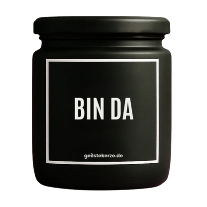Erste von künstlicher Intelligenz kreierte Vegane Bio-Kerze mit Spruch – BIN DA Mega lange Brenndauer von 80 Stunde, hochwertige ätherische Öle schaffen beste Duftverteilung. Mit 1400 lustigen Sprüchen perfekt zum Verschenken. Handgemacht in Deutschland von geilstekerze.de -Die beste Duftkerze die du kaufen kannst.