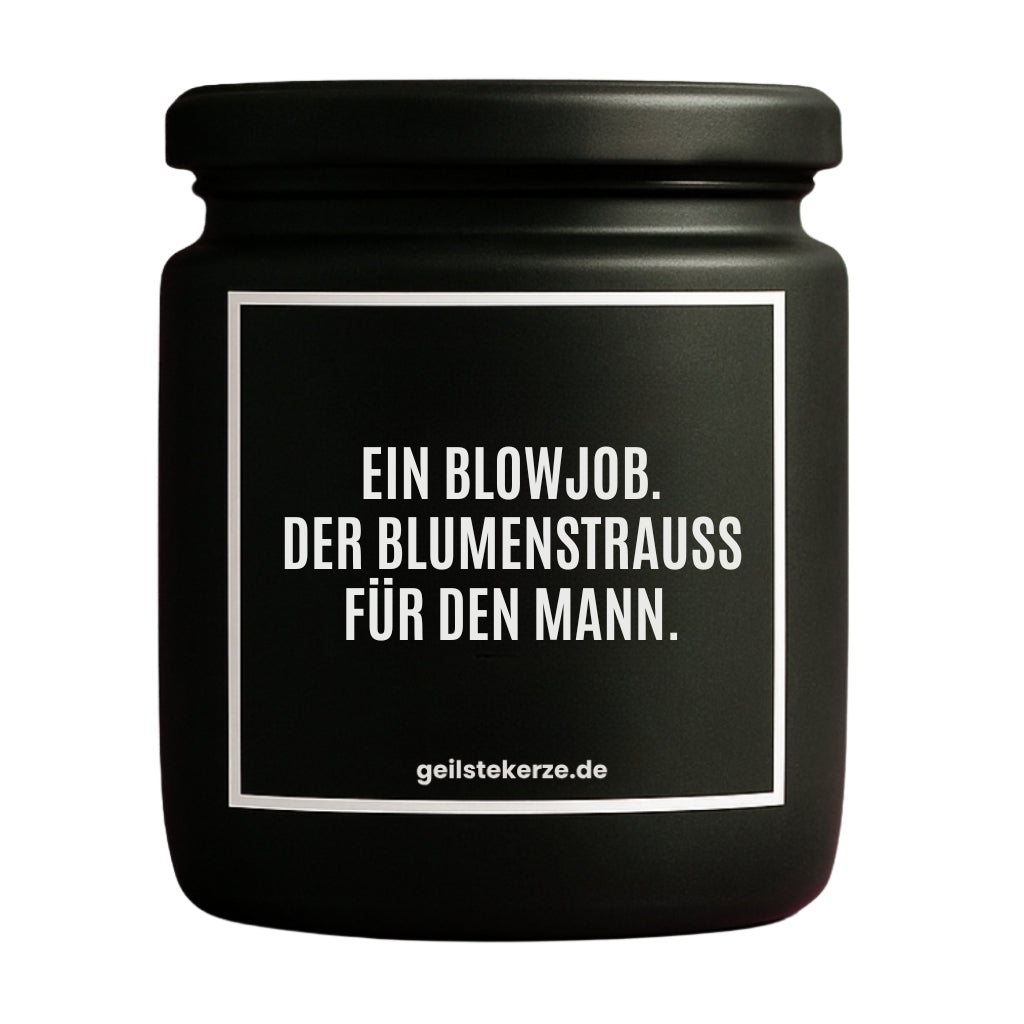 Duftkerze mit Spruch von geilstekerze ist der neue Geschenketrend. Diese witzige Kerze Vegane Bio-Kerze mit Spruch – EIN BLOWJOB. DER BLUMENSTRAUSS FÜR DEN MANN. brennt mega lange sagenhafte 80 Stunde, hochwertige ätherische Öle schaffen beste Duftverteilung. Mit 1400 lustigen Sprüchen perfekt zum Verschenken. Handgemacht in Deutschland von geilstekerze.de -Die beste Duftkerze die du kaufen kannst.