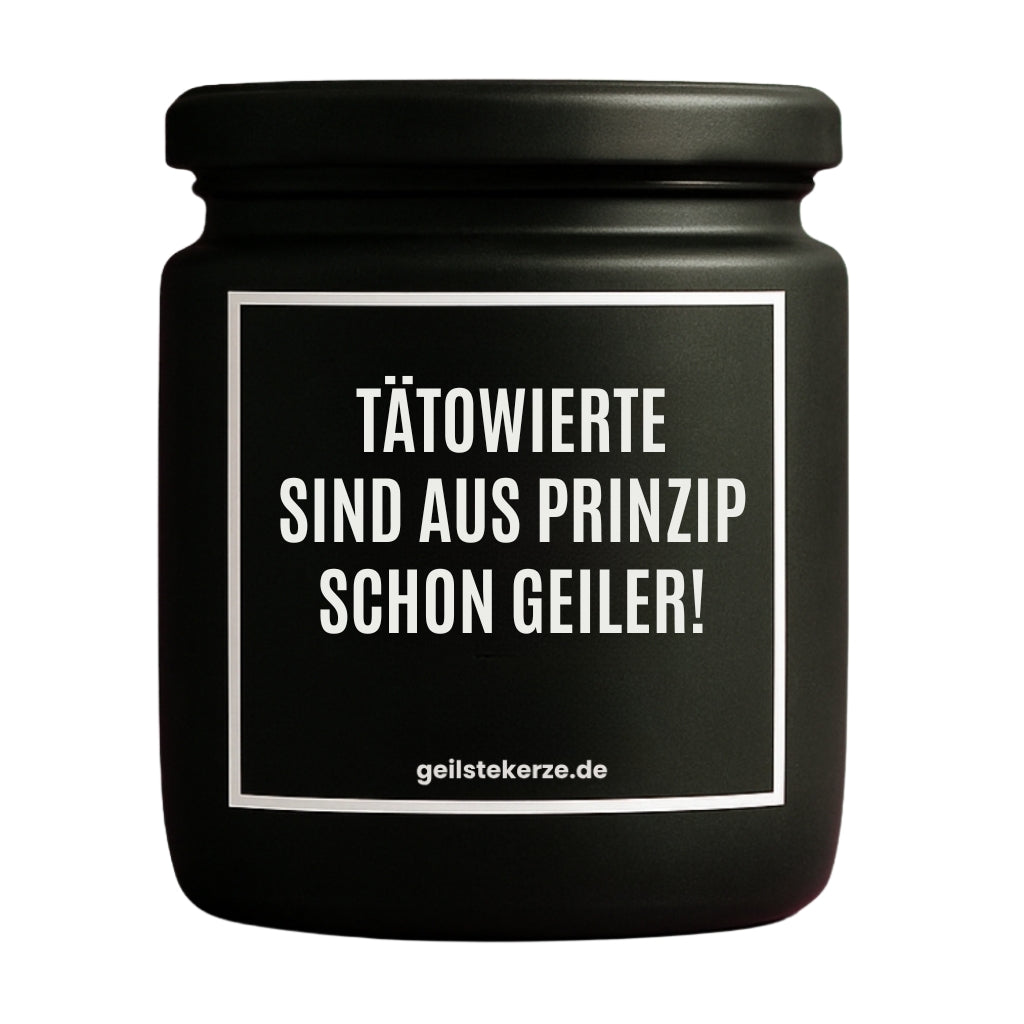 Erste von künstlicher Intelligenz kreierte Vegane Bio-Kerze mit Spruch – TÄTOWIERTE SIND AUS PRINZIP SCHON GEILER! Mega lange Brenndauer von 80 Stunde, hochwertige ätherische Öle schaffen beste Duftverteilung. Mit 1400 lustigen Sprüchen perfekt zum Verschenken. Handgemacht in Deutschland von geilstekerze.de -Die beste Duftkerze die du kaufen kannst.