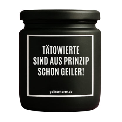 Erste von künstlicher Intelligenz kreierte Vegane Bio-Kerze mit Spruch – TÄTOWIERTE SIND AUS PRINZIP SCHON GEILER! Mega lange Brenndauer von 80 Stunde, hochwertige ätherische Öle schaffen beste Duftverteilung. Mit 1400 lustigen Sprüchen perfekt zum Verschenken. Handgemacht in Deutschland von geilstekerze.de -Die beste Duftkerze die du kaufen kannst.