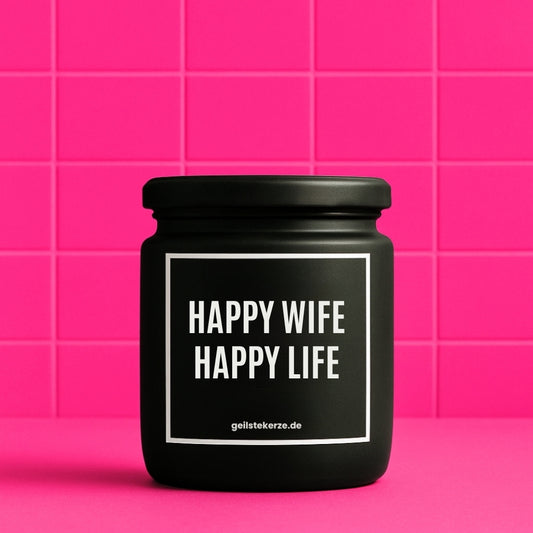 Erste von künstlicher Intelligenz kreierte Vegane Bio-Kerze mit Spruch – HAPPY WIFE HAPPY LIFE Mega lange Brenndauer von 80 Stunde, hochwertige ätherische Öle schaffen beste Duftverteilung. Mit 1400 lustigen Sprüchen perfekt zum Verschenken. Handgemacht in Deutschland von geilstekerze.de -Die beste Duftkerze die du kaufen kannst.