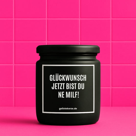 Erste von künstlicher Intelligenz kreierte Vegane Bio-Kerze mit Spruch – GLÜCKWUNSCH JETZT BIST DU NE MILF Mega lange Brenndauer von 80 Stunde, hochwertige ätherische Öle schaffen beste Duftverteilung. Mit 1400 lustigen Sprüchen perfekt zum Verschenken. Handgemacht in Deutschland von geilstekerze.de -Die beste Duftkerze die du kaufen kannst.