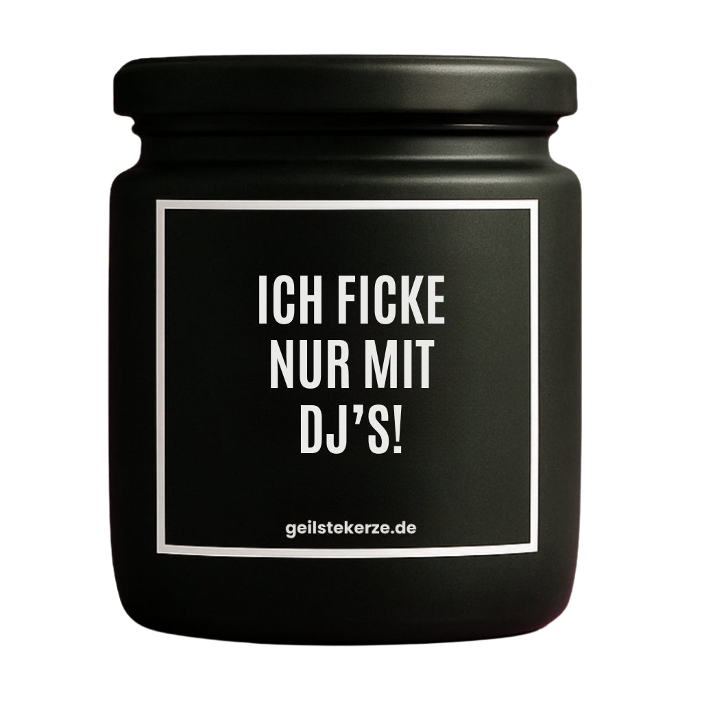 Duftkerze mit Spruch von geilstekerze ist der neue Geschenketrend. Diese witzige Kerze Vegane Bio-Kerze mit Spruch – ICH FICKE NUR MIT DJ‘S! brennt mega lange sagenhafte 80 Stunde, hochwertige ätherische Öle schaffen beste Duftverteilung. Mit 1400 lustigen Sprüchen perfekt zum Verschenken. Handgemacht in Deutschland von geilstekerze.de -Die beste Duftkerze die du kaufen kannst.