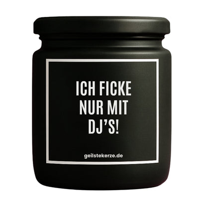 Duftkerze mit Spruch von geilstekerze ist der neue Geschenketrend. Diese witzige Kerze Vegane Bio-Kerze mit Spruch – ICH FICKE NUR MIT DJ‘S! brennt mega lange sagenhafte 80 Stunde, hochwertige ätherische Öle schaffen beste Duftverteilung. Mit 1400 lustigen Sprüchen perfekt zum Verschenken. Handgemacht in Deutschland von geilstekerze.de -Die beste Duftkerze die du kaufen kannst.