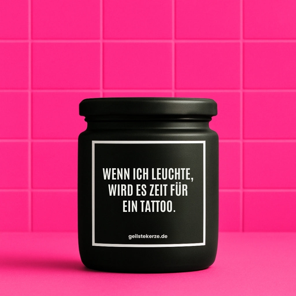 Erste von künstlicher Intelligenz kreierte Vegane Bio-Kerze mit Spruch – WENN ICH LEUCHTE, WIRD ES ZEIT FÜR EIN TATTOO. Mega lange Brenndauer von 80 Stunde, hochwertige ätherische Öle schaffen beste Duftverteilung. Mit 1400 lustigen Sprüchen perfekt zum Verschenken. Handgemacht in Deutschland von geilstekerze.de -Die beste Duftkerze die du kaufen kannst.