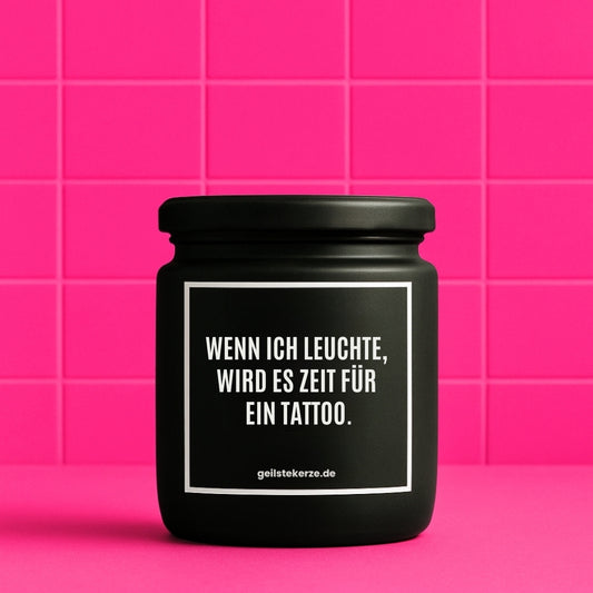 Erste von künstlicher Intelligenz kreierte Vegane Bio-Kerze mit Spruch – WENN ICH LEUCHTE, WIRD ES ZEIT FÜR EIN TATTOO. Mega lange Brenndauer von 80 Stunde, hochwertige ätherische Öle schaffen beste Duftverteilung. Mit 1400 lustigen Sprüchen perfekt zum Verschenken. Handgemacht in Deutschland von geilstekerze.de -Die beste Duftkerze die du kaufen kannst.