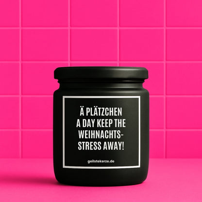 Erste von künstlicher Intelligenz kreierte Vegane Bio-Kerze mit Spruch – Ä PLÄTZCHEN A DAY KEEPS THE WEIHNACHTSSTRESS AWAY! Mega lange Brenndauer von 80 Stunde, hochwertige ätherische Öle schaffen beste Duftverteilung. Mit 1400 lustigen Sprüchen perfekt zum Verschenken. Handgemacht in Deutschland von geilstekerze.de -Die beste Duftkerze die du kaufen kannst.