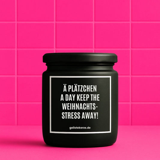 Erste von künstlicher Intelligenz kreierte Vegane Bio-Kerze mit Spruch – Ä PLÄTZCHEN A DAY KEEPS THE WEIHNACHTSSTRESS AWAY! Mega lange Brenndauer von 80 Stunde, hochwertige ätherische Öle schaffen beste Duftverteilung. Mit 1400 lustigen Sprüchen perfekt zum Verschenken. Handgemacht in Deutschland von geilstekerze.de -Die beste Duftkerze die du kaufen kannst.