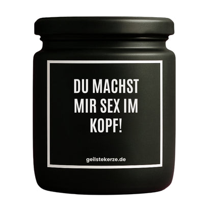 Duftkerze mit Spruch von geilstekerze ist der neue Geschenketrend. Diese witzige Kerze Vegane Bio-Kerze mit Spruch – DU MACHST MIR SEX IM KOPF! brennt mega lange sagenhafte 80 Stunde, hochwertige ätherische Öle schaffen beste Duftverteilung. Mit 1400 lustigen Sprüchen perfekt zum Verschenken. Handgemacht in Deutschland von geilstekerze.de -Die beste Duftkerze die du kaufen kannst.