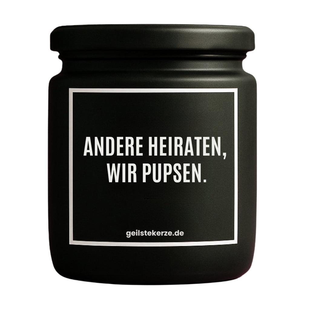 Erste von künstlicher Intelligenz kreierte Vegane Bio-Kerze mit Spruch – ANDERE HEIRATEN, WIR PUPSEN. Mega lange Brenndauer von 80 Stunde, hochwertige ätherische Öle schaffen beste Duftverteilung. Mit 1400 lustigen Sprüchen perfekt zum Verschenken. Handgemacht in Deutschland von geilstekerze.de -Die beste Duftkerze die du kaufen kannst.