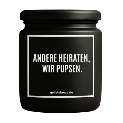 Erste von künstlicher Intelligenz kreierte Vegane Bio-Kerze mit Spruch – ANDERE HEIRATEN, WIR PUPSEN. Mega lange Brenndauer von 80 Stunde, hochwertige ätherische Öle schaffen beste Duftverteilung. Mit 1400 lustigen Sprüchen perfekt zum Verschenken. Handgemacht in Deutschland von geilstekerze.de -Die beste Duftkerze die du kaufen kannst.