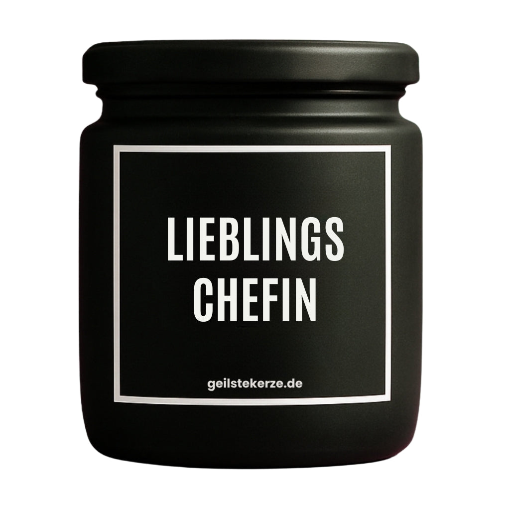 Erste von künstlicher Intelligenz kreierte Vegane Bio-Kerze mit Spruch – LIEBLINGSCHEFIN Mega lange Brenndauer von 80 Stunde, hochwertige ätherische Öle schaffen beste Duftverteilung. Mit 1400 lustigen Sprüchen perfekt zum Verschenken. Handgemacht in Deutschland von geilstekerze.de -Die beste Duftkerze die du kaufen kannst.