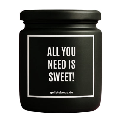Erste von künstlicher Intelligenz kreierte Vegane Bio-Kerze mit Spruch – ALL YOU NEED IS SWEET! Mega lange Brenndauer von 80 Stunde, hochwertige ätherische Öle schaffen beste Duftverteilung. Mit 1400 lustigen Sprüchen perfekt zum Verschenken. Handgemacht in Deutschland von geilstekerze.de -Die beste Duftkerze die du kaufen kannst.