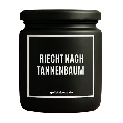 Erste von künstlicher Intelligenz kreierte Vegane Bio-Kerze mit Spruch – RIECHT NACH TANNENBAUM Mega lange Brenndauer von 80 Stunde, hochwertige ätherische Öle schaffen beste Duftverteilung. Mit 1400 lustigen Sprüchen perfekt zum Verschenken. Handgemacht in Deutschland von geilstekerze.de -Die beste Duftkerze die du kaufen kannst.