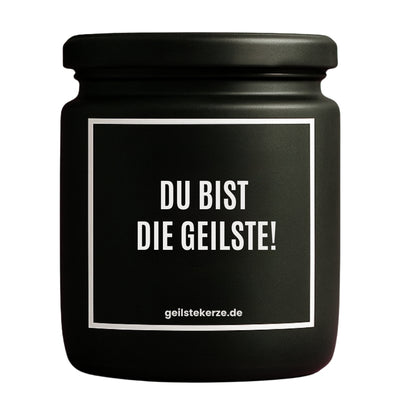 Erste von künstlicher Intelligenz kreierte Vegane Bio-Kerze mit Spruch – DU BIST DIE GEILSTE! Mega lange Brenndauer von 80 Stunde, hochwertige ätherische Öle schaffen beste Duftverteilung. Mit 1400 lustigen Sprüchen perfekt zum Verschenken. Handgemacht in Deutschland von geilstekerze.de -Die beste Duftkerze die du kaufen kannst.