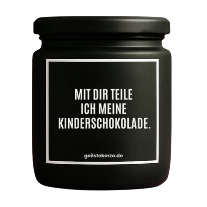 Erste von künstlicher Intelligenz kreierte Vegane Bio-Kerze mit Spruch – MIT DIR TEILE ICH MEINE KINDERSCHOKOLADE. Mega lange Brenndauer von 80 Stunde, hochwertige ätherische Öle schaffen beste Duftverteilung. Mit 1400 lustigen Sprüchen perfekt zum Verschenken. Handgemacht in Deutschland von geilstekerze.de -Die beste Duftkerze die du kaufen kannst.