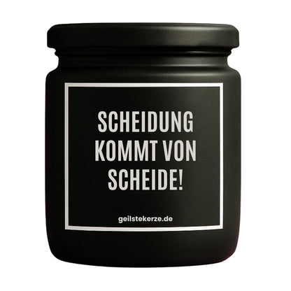 Erste von künstlicher Intelligenz kreierte Vegane Bio-Kerze mit Spruch – SCHEIDUNG KOMMT VON SCHEIDE! Mega lange Brenndauer von 80 Stunde, hochwertige ätherische Öle schaffen beste Duftverteilung. Mit 1400 lustigen Sprüchen perfekt zum Verschenken. Handgemacht in Deutschland von geilstekerze.de -Die beste Duftkerze die du kaufen kannst.