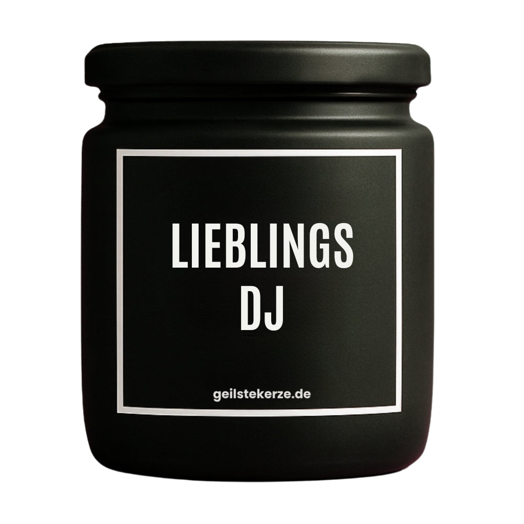 Erste von künstlicher Intelligenz kreierte Vegane Bio-Kerze mit Spruch – LIEBLINGS DJ Mega lange Brenndauer von 80 Stunde, hochwertige ätherische Öle schaffen beste Duftverteilung. Mit 1400 lustigen Sprüchen perfekt zum Verschenken. Handgemacht in Deutschland von geilstekerze.de -Die beste Duftkerze die du kaufen kannst.