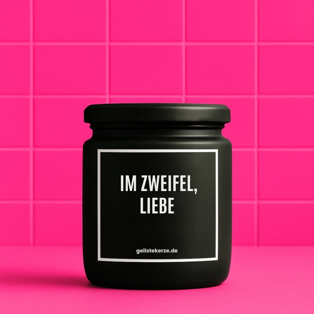 Erste von künstlicher Intelligenz kreierte Vegane Bio-Kerze mit Spruch – IM ZWEIFEL, LIEBE Mega lange Brenndauer von 80 Stunde, hochwertige ätherische Öle schaffen beste Duftverteilung. Mit 1400 lustigen Sprüchen perfekt zum Verschenken. Handgemacht in Deutschland von geilstekerze.de -Die beste Duftkerze die du kaufen kannst.