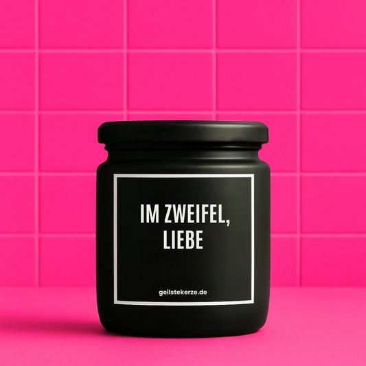 Erste von künstlicher Intelligenz kreierte Vegane Bio-Kerze mit Spruch – IM ZWEIFEL, LIEBE Mega lange Brenndauer von 80 Stunde, hochwertige ätherische Öle schaffen beste Duftverteilung. Mit 1400 lustigen Sprüchen perfekt zum Verschenken. Handgemacht in Deutschland von geilstekerze.de -Die beste Duftkerze die du kaufen kannst.