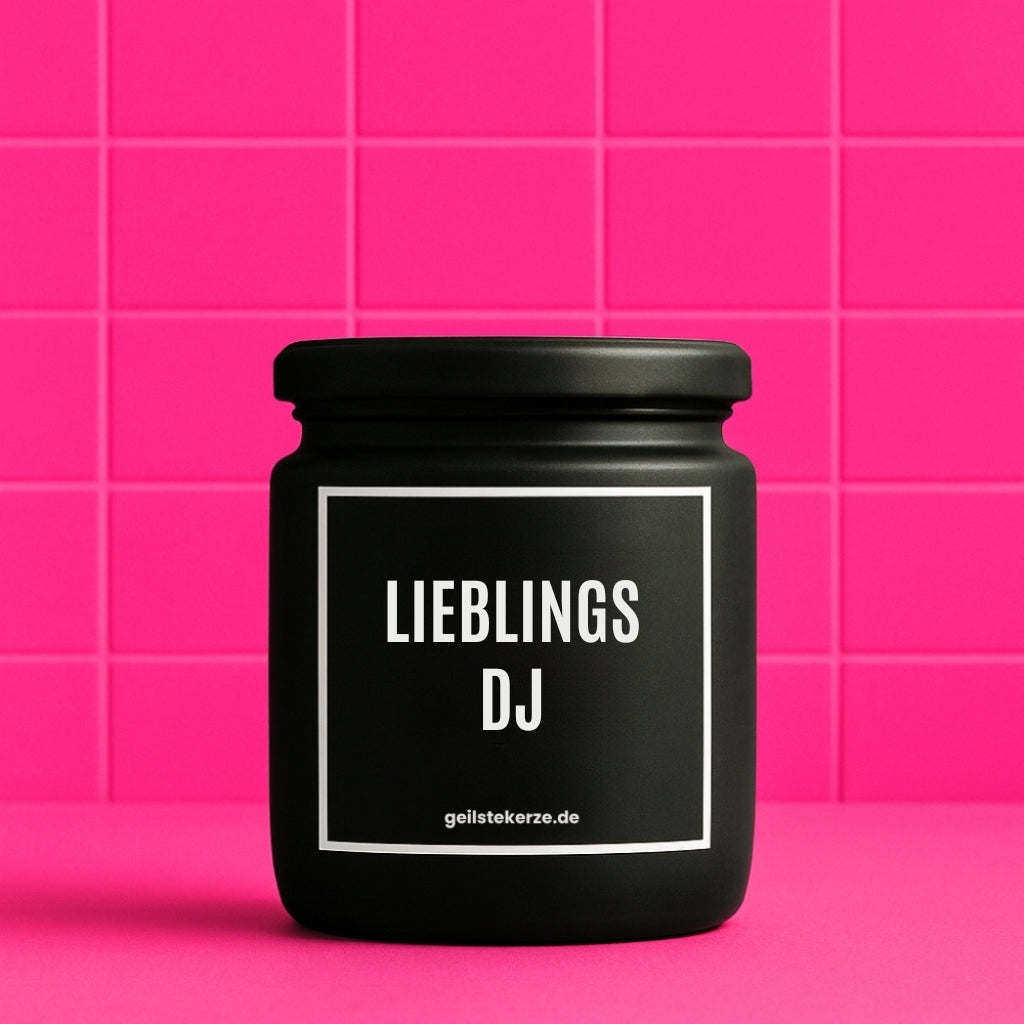 Erste von künstlicher Intelligenz kreierte Vegane Bio-Kerze mit Spruch – LIEBLINGS DJ Mega lange Brenndauer von 80 Stunde, hochwertige ätherische Öle schaffen beste Duftverteilung. Mit 1400 lustigen Sprüchen perfekt zum Verschenken. Handgemacht in Deutschland von geilstekerze.de -Die beste Duftkerze die du kaufen kannst.