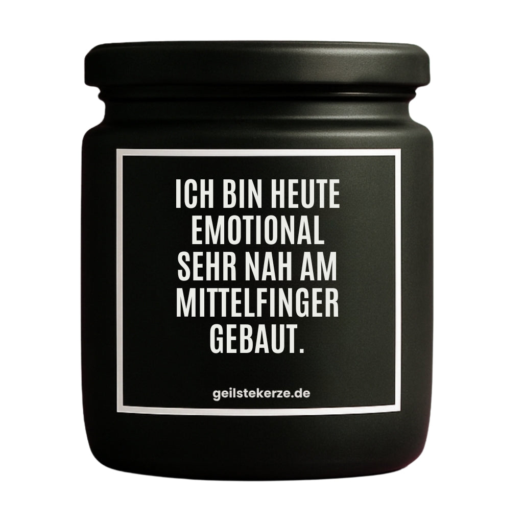 Erste von künstlicher Intelligenz kreierte Vegane Bio-Kerze mit Spruch – ICH BIN HEUTE EMOTIONAL SEHR NAH AM MITTELFINGER GEBAUT. Mega lange Brenndauer von 80 Stunde, hochwertige ätherische Öle schaffen beste Duftverteilung. Mit 1400 lustigen Sprüchen perfekt zum Verschenken. Handgemacht in Deutschland von geilstekerze.de -Die beste Duftkerze die du kaufen kannst.