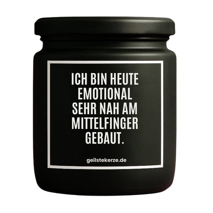 Erste von künstlicher Intelligenz kreierte Vegane Bio-Kerze mit Spruch – ICH BIN HEUTE EMOTIONAL SEHR NAH AM MITTELFINGER GEBAUT. Mega lange Brenndauer von 80 Stunde, hochwertige ätherische Öle schaffen beste Duftverteilung. Mit 1400 lustigen Sprüchen perfekt zum Verschenken. Handgemacht in Deutschland von geilstekerze.de -Die beste Duftkerze die du kaufen kannst.