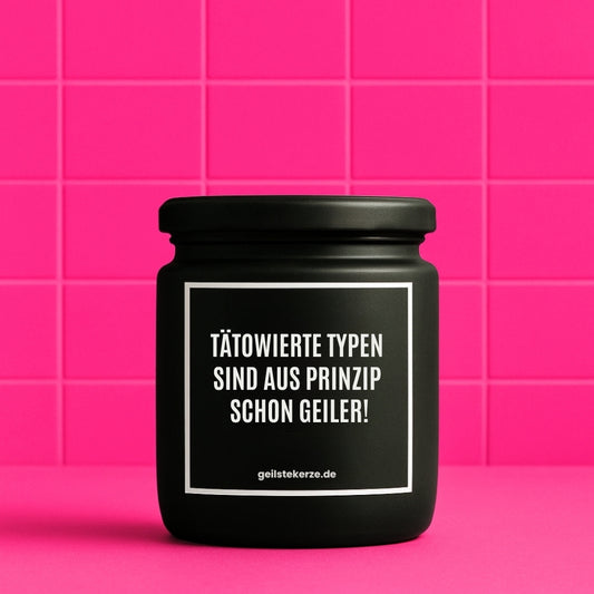 Erste von künstlicher Intelligenz kreierte Vegane Bio-Kerze mit Spruch – TÄTOWIERTE TYPEN SIND AUS PRINZIP SCHON GEILER! Mega lange Brenndauer von 80 Stunde, hochwertige ätherische Öle schaffen beste Duftverteilung. Mit 1400 lustigen Sprüchen perfekt zum Verschenken. Handgemacht in Deutschland von geilstekerze.de -Die beste Duftkerze die du kaufen kannst.