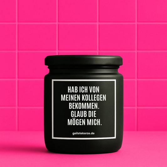 Erste von künstlicher Intelligenz kreierte Vegane Bio-Kerze mit Spruch – HAB ICH VON MEINEN KOLLEGEN BEKOMMEN. GLAUB DIE MÖGEN MICH. Mega lange Brenndauer von 80 Stunde, hochwertige ätherische Öle schaffen beste Duftverteilung. Mit 1400 lustigen Sprüchen perfekt zum Verschenken. Handgemacht in Deutschland von geilstekerze.de -Die beste Duftkerze die du kaufen kannst.