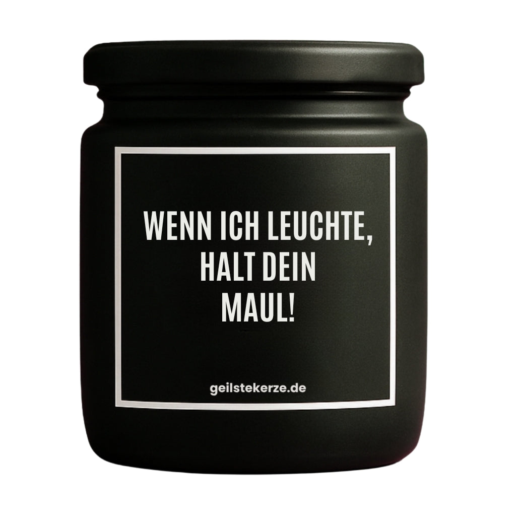 Erste von künstlicher Intelligenz kreierte Vegane Bio-Kerze mit Spruch – WENN ICH LEUCHTE, HALT DEIN MAUL! Mega lange Brenndauer von 80 Stunde, hochwertige ätherische Öle schaffen beste Duftverteilung. Mit 1400 lustigen Sprüchen perfekt zum Verschenken. Handgemacht in Deutschland von geilstekerze.de -Die beste Duftkerze die du kaufen kannst.