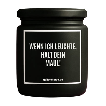 Erste von künstlicher Intelligenz kreierte Vegane Bio-Kerze mit Spruch – WENN ICH LEUCHTE, HALT DEIN MAUL! Mega lange Brenndauer von 80 Stunde, hochwertige ätherische Öle schaffen beste Duftverteilung. Mit 1400 lustigen Sprüchen perfekt zum Verschenken. Handgemacht in Deutschland von geilstekerze.de -Die beste Duftkerze die du kaufen kannst.