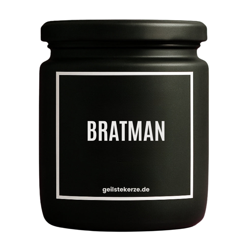 Duftkerze mit Spruch von geilstekerze ist der neue Geschenketrend. Diese witzige Kerze Vegane Bio-Kerze mit Spruch – BRATMAN brennt mega lange sagenhafte 80 Stunde, hochwertige ätherische Öle schaffen beste Duftverteilung. Mit 1400 lustigen Sprüchen perfekt zum Verschenken. Handgemacht in Deutschland von geilstekerze.de -Die beste Duftkerze die du kaufen kannst.