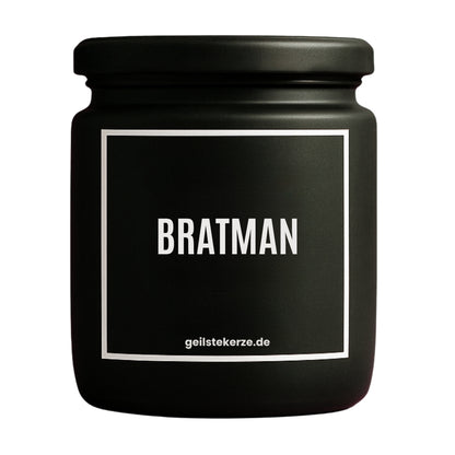 Duftkerze mit Spruch von geilstekerze ist der neue Geschenketrend. Diese witzige Kerze Vegane Bio-Kerze mit Spruch – BRATMAN brennt mega lange sagenhafte 80 Stunde, hochwertige ätherische Öle schaffen beste Duftverteilung. Mit 1400 lustigen Sprüchen perfekt zum Verschenken. Handgemacht in Deutschland von geilstekerze.de -Die beste Duftkerze die du kaufen kannst.