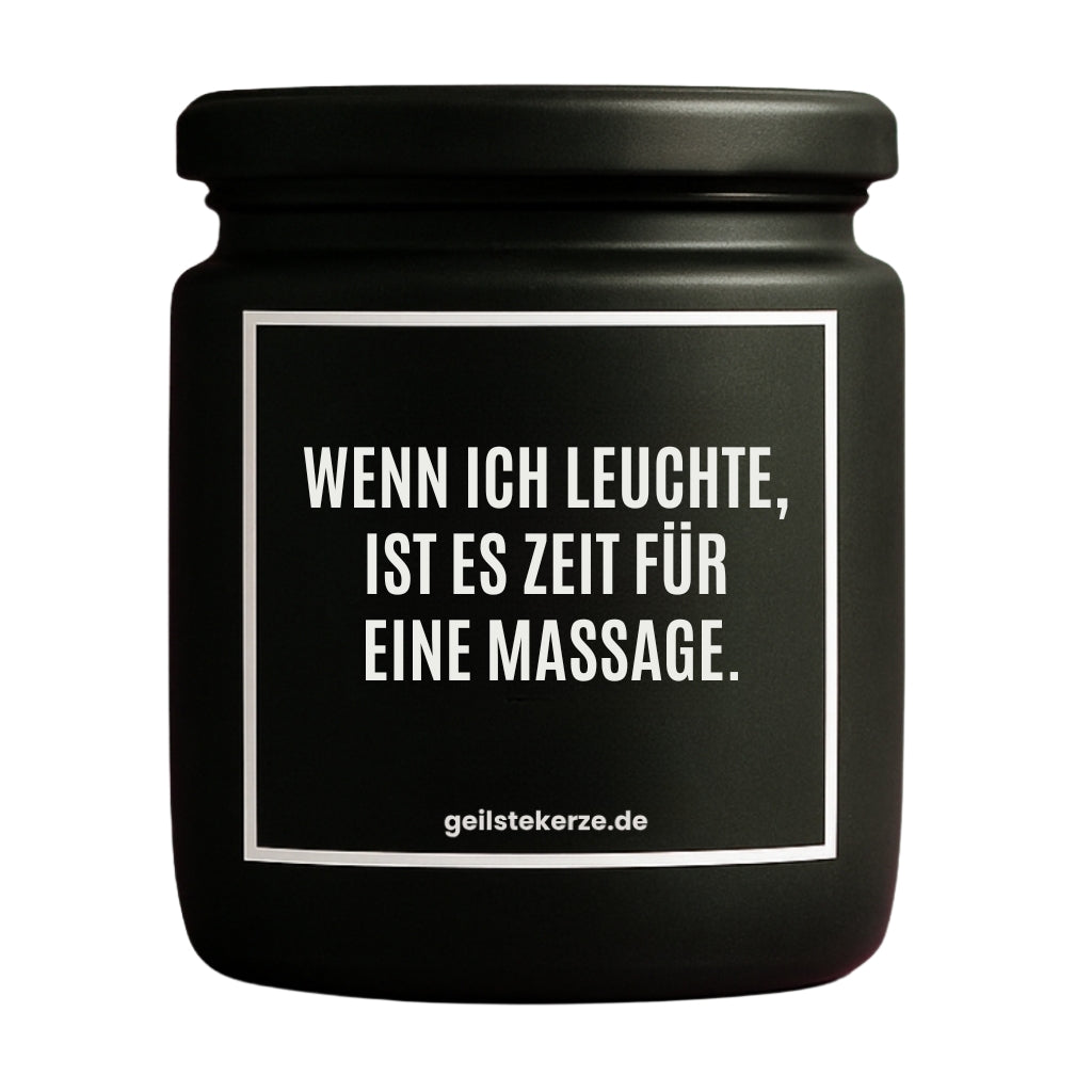 Erste von künstlicher Intelligenz kreierte Vegane Bio-Kerze mit Spruch – WENN ICH LEUCHTE, IST ES ZEIT FÜR EINE MASSAGE. Mega lange Brenndauer von 80 Stunde, hochwertige ätherische Öle schaffen beste Duftverteilung. Mit 1400 lustigen Sprüchen perfekt zum Verschenken. Handgemacht in Deutschland von geilstekerze.de -Die beste Duftkerze die du kaufen kannst.