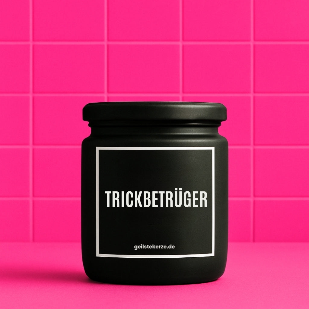 Erste von künstlicher Intelligenz kreierte Vegane Bio-Kerze mit Spruch – TRICKBETRÜGER Mega lange Brenndauer von 80 Stunde, hochwertige ätherische Öle schaffen beste Duftverteilung. Mit 1400 lustigen Sprüchen perfekt zum Verschenken. Handgemacht in Deutschland von geilstekerze.de -Die beste Duftkerze die du kaufen kannst.