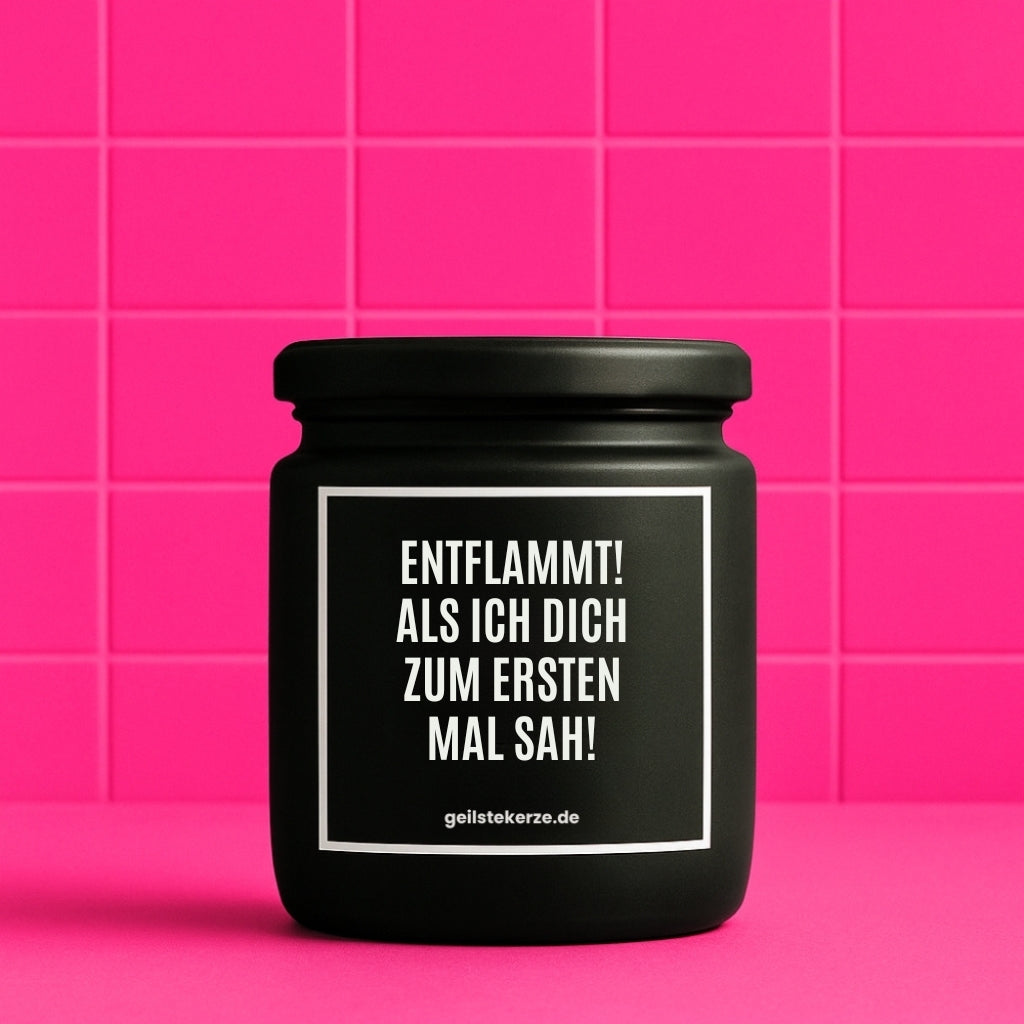 Erste von künstlicher Intelligenz kreierte Vegane Bio-Kerze mit Spruch – ENTFLAMMT! ALS ICH DICH ZUM ERSTEN MAL SAH! Mega lange Brenndauer von 80 Stunde, hochwertige ätherische Öle schaffen beste Duftverteilung. Mit 1400 lustigen Sprüchen perfekt zum Verschenken. Handgemacht in Deutschland von geilstekerze.de -Die beste Duftkerze die du kaufen kannst.