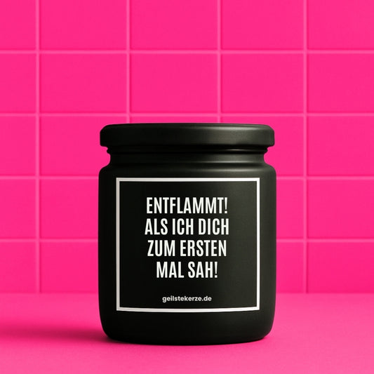 Erste von künstlicher Intelligenz kreierte Vegane Bio-Kerze mit Spruch – ENTFLAMMT! ALS ICH DICH ZUM ERSTEN MAL SAH! Mega lange Brenndauer von 80 Stunde, hochwertige ätherische Öle schaffen beste Duftverteilung. Mit 1400 lustigen Sprüchen perfekt zum Verschenken. Handgemacht in Deutschland von geilstekerze.de -Die beste Duftkerze die du kaufen kannst.