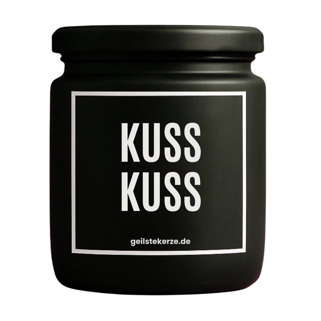 Erste von künstlicher Intelligenz kreierte Vegane Bio-Kerze mit Spruch – KUSS KUSS Mega lange Brenndauer von 80 Stunde, hochwertige ätherische Öle schaffen beste Duftverteilung. Mit 1400 lustigen Sprüchen perfekt zum Verschenken. Handgemacht in Deutschland von geilstekerze.de -Die beste Duftkerze die du kaufen kannst.