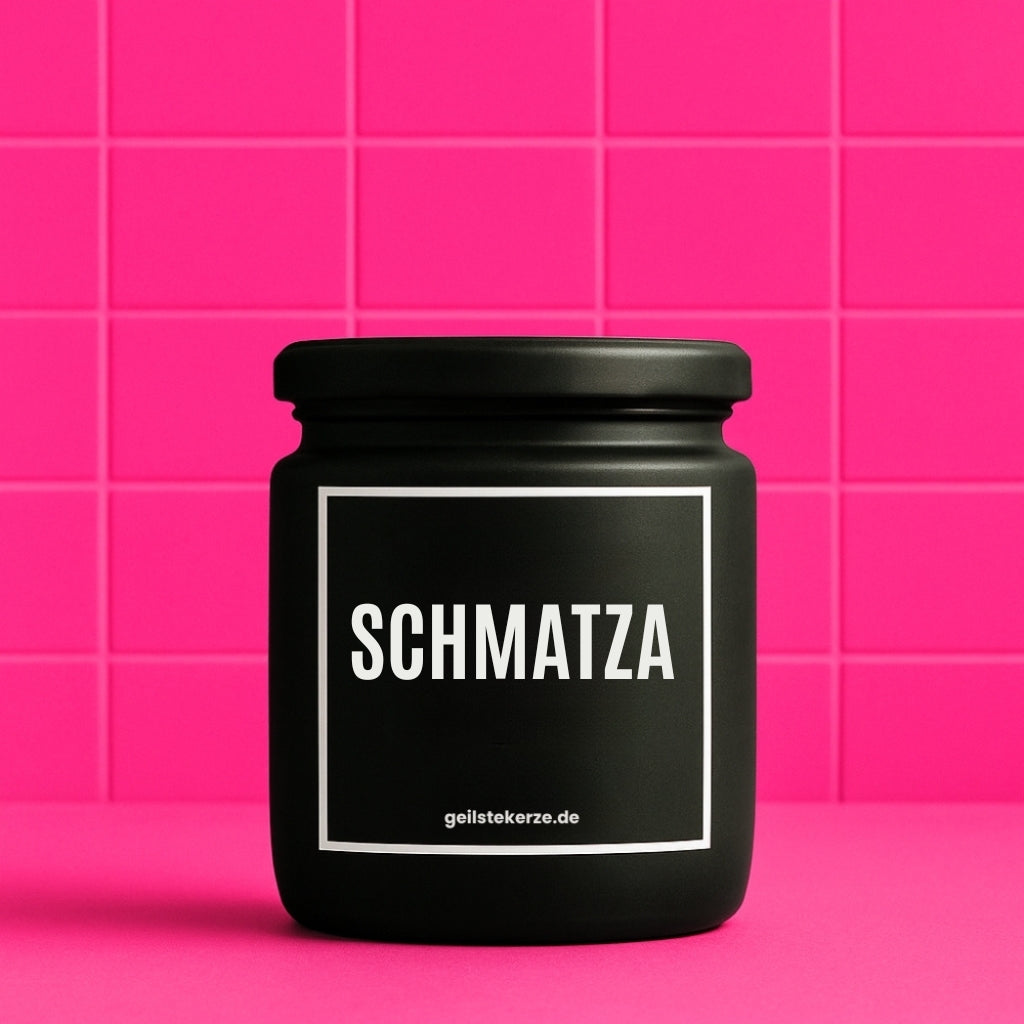 Erste von künstlicher Intelligenz kreierte Vegane Bio-Kerze mit Spruch – SCHMATZA Mega lange Brenndauer von 80 Stunde, hochwertige ätherische Öle schaffen beste Duftverteilung. Mit 1400 lustigen Sprüchen perfekt zum Verschenken. Handgemacht in Deutschland von geilstekerze.de -Die beste Duftkerze die du kaufen kannst.