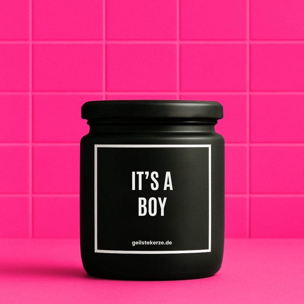 Erste von künstlicher Intelligenz kreierte Vegane Bio-Kerze mit Spruch – IT’S A BOY Mega lange Brenndauer von 80 Stunde, hochwertige ätherische Öle schaffen beste Duftverteilung. Mit 1400 lustigen Sprüchen perfekt zum Verschenken. Handgemacht in Deutschland von geilstekerze.de -Die beste Duftkerze die du kaufen kannst.