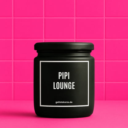 Duftkerze mit Spruch von geilstekerze ist der neue Geschenketrend. Diese witzige Kerze Vegane Bio-Kerze mit Spruch – PIPI LOUNGE brennt mega lange sagenhafte 80 Stunde, hochwertige ätherische Öle schaffen beste Duftverteilung. Mit 1400 lustigen Sprüchen perfekt zum Verschenken. Handgemacht in Deutschland von geilstekerze.de -Die beste Duftkerze die du kaufen kannst.