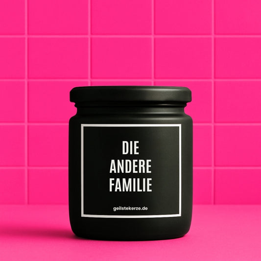 Duftkerze mit Spruch von geilstekerze ist der neue Geschenketrend. Diese witzige Kerze Vegane Bio-Kerze mit Spruch – DIE ANDERE FAMILIE brennt mega lange sagenhafte 80 Stunde, hochwertige ätherische Öle schaffen beste Duftverteilung. Mit 1400 lustigen Sprüchen perfekt zum Verschenken. Handgemacht in Deutschland von geilstekerze.de -Die beste Duftkerze die du kaufen kannst.