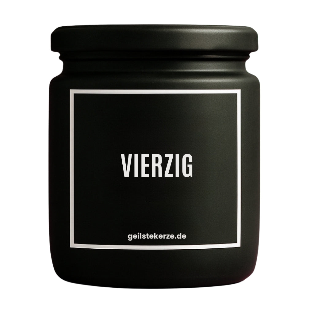 Duftkerze mit Spruch von geilstekerze ist der neue Geschenketrend. Diese witzige Kerze Vegane Bio-Kerze mit Spruch – VIERZIG brennt mega lange sagenhafte 80 Stunde, hochwertige ätherische Öle schaffen beste Duftverteilung. Mit 1400 lustigen Sprüchen perfekt zum Verschenken. Handgemacht in Deutschland von geilstekerze.de -Die beste Duftkerze die du kaufen kannst.