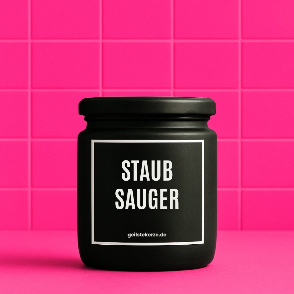 Erste von künstlicher Intelligenz kreierte Vegane Bio-Kerze mit Spruch – STAUBSAUGER Mega lange Brenndauer von 80 Stunde, hochwertige ätherische Öle schaffen beste Duftverteilung. Mit 1400 lustigen Sprüchen perfekt zum Verschenken. Handgemacht in Deutschland von geilstekerze.de -Die beste Duftkerze die du kaufen kannst.