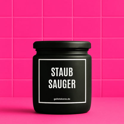 Erste von künstlicher Intelligenz kreierte Vegane Bio-Kerze mit Spruch – STAUBSAUGER Mega lange Brenndauer von 80 Stunde, hochwertige ätherische Öle schaffen beste Duftverteilung. Mit 1400 lustigen Sprüchen perfekt zum Verschenken. Handgemacht in Deutschland von geilstekerze.de -Die beste Duftkerze die du kaufen kannst.