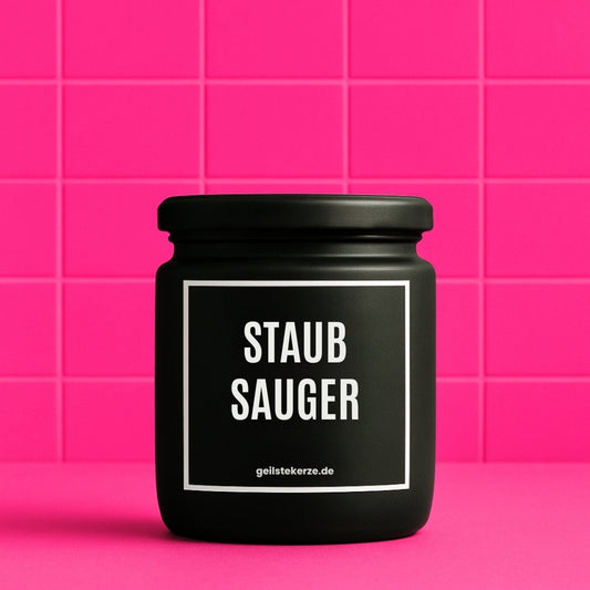 Duftkerze mit Spruch von geilstekerze ist der neue Geschenketrend. Diese witzige Kerze Vegane Bio-Kerze mit Spruch – STAUBSAUGER brennt mega lange sagenhafte 80 Stunde, hochwertige ätherische Öle schaffen beste Duftverteilung. Mit 1400 lustigen Sprüchen perfekt zum Verschenken. Handgemacht in Deutschland von geilstekerze.de -Die beste Duftkerze die du kaufen kannst.