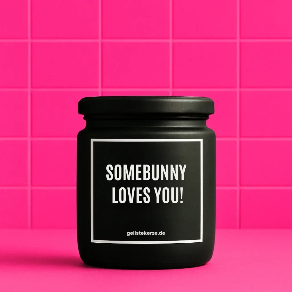 Duftkerze mit Spruch von geilstekerze ist der neue Geschenketrend. Diese witzige Kerze Vegane Bio-Kerze mit Spruch – SOMEBUNNY LOVES YOU! brennt mega lange sagenhafte 80 Stunde, hochwertige ätherische Öle schaffen beste Duftverteilung. Mit 1400 lustigen Sprüchen perfekt zum Verschenken. Handgemacht in Deutschland von geilstekerze.de -Die beste Duftkerze die du kaufen kannst.