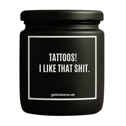 Erste von künstlicher Intelligenz kreierte Vegane Bio-Kerze mit Spruch – TATTOOS! I LIKE THAT SHIT. Mega lange Brenndauer von 80 Stunde, hochwertige ätherische Öle schaffen beste Duftverteilung. Mit 1400 lustigen Sprüchen perfekt zum Verschenken. Handgemacht in Deutschland von geilstekerze.de -Die beste Duftkerze die du kaufen kannst.