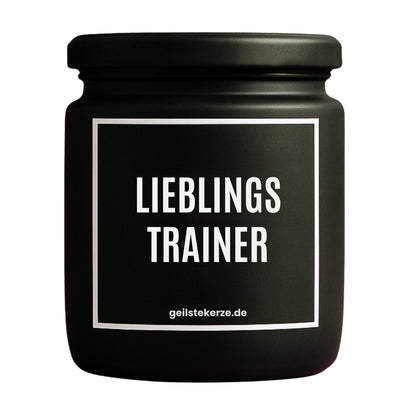 Erste von künstlicher Intelligenz kreierte Vegane Bio-Kerze mit Spruch – LIEBLINGSTRAINER Mega lange Brenndauer von 80 Stunde, hochwertige ätherische Öle schaffen beste Duftverteilung. Mit 1400 lustigen Sprüchen perfekt zum Verschenken. Handgemacht in Deutschland von geilstekerze.de -Die beste Duftkerze die du kaufen kannst.