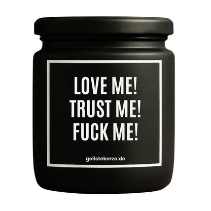 Erste von künstlicher Intelligenz kreierte Vegane Bio-Kerze mit Spruch – LOVE ME! TRUST ME! FUCK ME! Mega lange Brenndauer von 80 Stunde, hochwertige ätherische Öle schaffen beste Duftverteilung. Mit 1400 lustigen Sprüchen perfekt zum Verschenken. Handgemacht in Deutschland von geilstekerze.de -Die beste Duftkerze die du kaufen kannst.